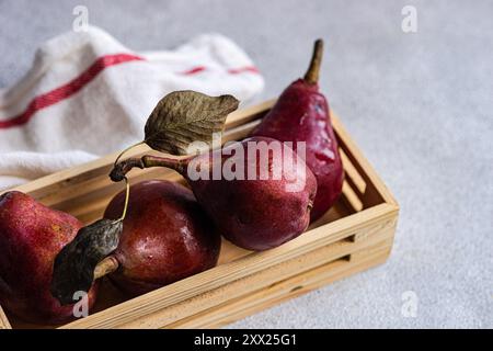 Gros plan d'une boîte de poires Red Bartlett sur une table Banque D'Images