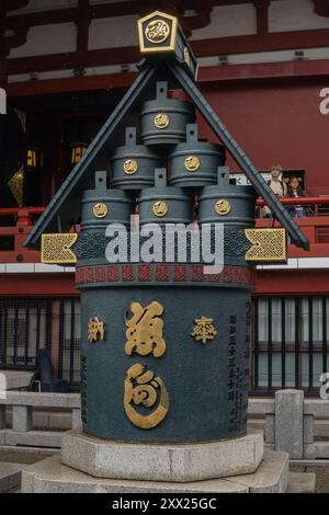 Monument décoratif en fût de saké au temple Sensō-ji à Asakusa, Tokyo, Japon, symbolisant les offrandes et la célébration dans la culture japonaise. Banque D'Images