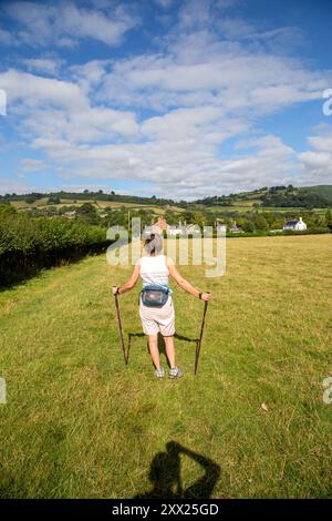 Femme marchant le sentier de longue distance Offa's Dyke dans la campagne galloise du Monmouthshire près de Pandy, Monmouthshire, pays de Galles Banque D'Images