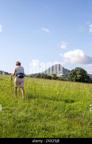 Femme marchant sur le sentier de longue distance Offa's Dyke dans la campagne galloise du Monmouthshire pays de Galles Banque D'Images