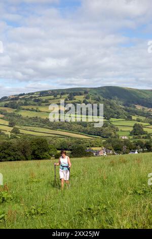 Femme marchant le sentier de longue distance Offa's Dyke dans la campagne galloise du Monmouthshire près de Pandy, Monmouthshire, pays de Galles Banque D'Images