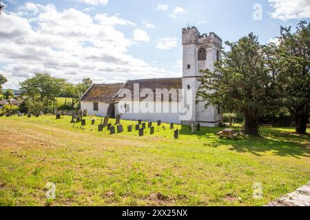 La route du sentier Offa's Dyke qui passe par le cimetière des Cadocs dans le village de Llangattock Lingoed, Monmouthshire , pays de Galles, Banque D'Images