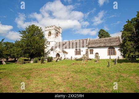 La route du sentier Offa's Dyke qui passe par le cimetière des Cadocs dans le village de Llangattock Lingoed, Monmouthshire , pays de Galles, Banque D'Images