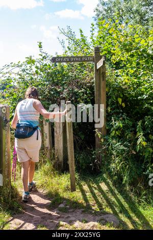 Femme ouvrant la porte marchant le sentier Offa's Dyke longue distance dans la campagne galloise du Monmouthshire près de Llangattock Lingoed, Monmouthshire, pays de Galles Banque D'Images