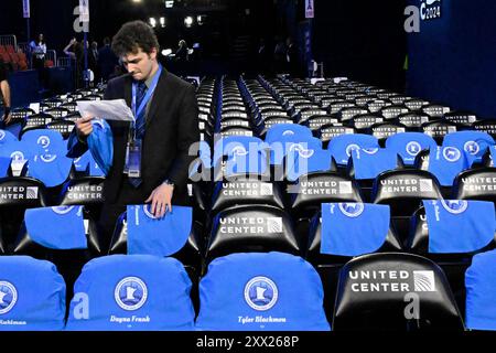 Chicago, États-Unis. 21 août 2024. Samuel Shively, Minnesota, obtient son espace organisé avant la Convention nationale démocrate 2024 au United Center à Chicago le mercredi 21 août 2024. Les démocrates se rassemblent pour nommer le vice-président Kamala Harris comme candidat à la présidence américaine. Photo de Matt Marton/UPI crédit : UPI/Alamy Live News Banque D'Images