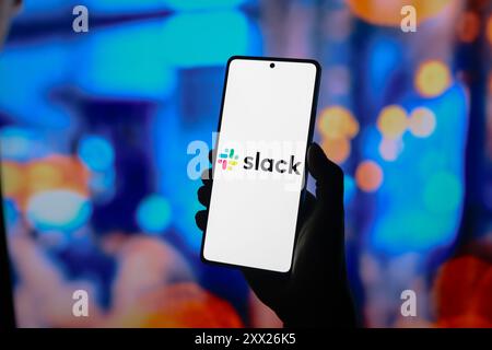 Paraguay. 21 août 2024. Dans cette illustration photo, le logo Slack est affiché sur l'écran d'un smartphone. (Photo de Jaque Silva/SOPA images/SIPA USA) *** strictement à des fins éditoriales *** crédit : SIPA USA/Alamy Live News Banque D'Images