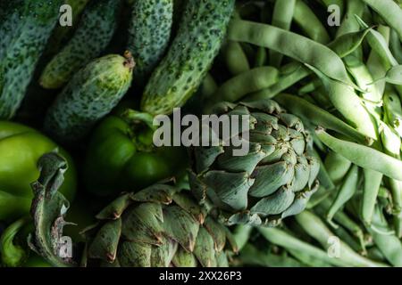 Gros plan plein écran d'artichauts frais, de haricots secs, de concombres et de poivrons verts Banque D'Images