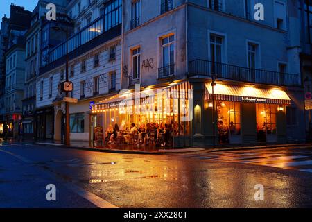 Paris, France- 17 août 2024 : le café traditionnel français le Rempart Bastille le soir de pluie . Il est situé près de la place Bastille à Paris. Banque D'Images