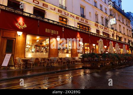 Paris, France-17 août 2024 : située entre la place de la Bastille et la place des Vosges, l'emblématique brasserie Bofinger a survécu Banque D'Images