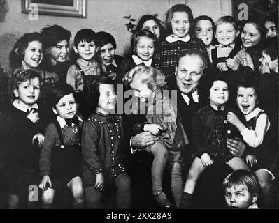 Photo d'enfants juifs danois dans un foyer pour enfants après leur évasion du Danemark. L'histoire des Juifs danois est une exception à l'indifférence générale observée ailleurs pendant l'Holocauste. Le diplomate allemand GeorgFerdinand Duckwitz a averti un membre du gouvernement danois que les déportations allaient commencer. Les Juifs ont tous fui dans la clandestinité et ont été introduits clandestinement par la résistance danoise à la Suède neutre, qui a promis la sécurité aux Juifs. En raison de cela, presque tous les 7800 Juifs du Danemark ont survécu. Banque D'Images