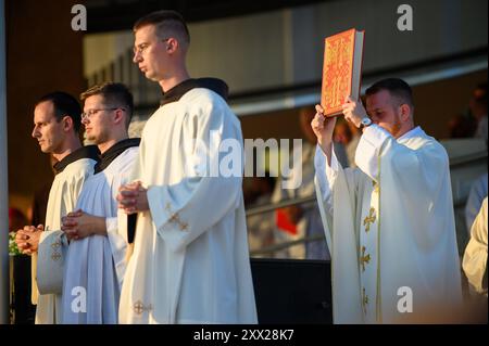 Le Livre de l'Évangile est solennellement porté par un prêtre à Saint Mass. Mladifest 2024, le festival annuel de la jeunesse à Medjugorje. Banque D'Images