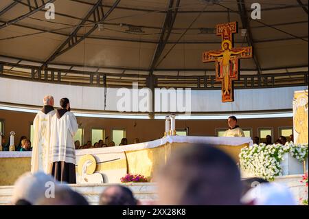 Incension pendant la soirée Sainte Messe présidée par le P. Jozo Grbeš pendant le Mladifest 2024, le festival annuel de la jeunesse à Medjugorje. Banque D'Images