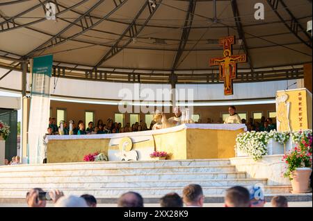 Incension pendant la soirée Sainte Messe présidée par le P. Jozo Grbeš pendant le Mladifest 2024, le festival annuel de la jeunesse à Medjugorje. Banque D'Images