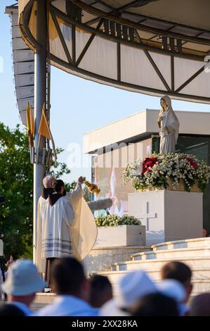 Incension pendant la soirée Sainte Messe présidée par le P. Jozo Grbeš pendant le Mladifest 2024, le festival annuel de la jeunesse à Medjugorje. Banque D'Images