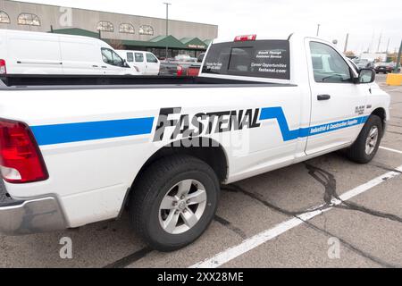 Un camion stationné annonçant la Fastenal Company vendant des fournitures de fixation industrielles et de construction et ayant besoin de travailleurs. St Paul Minnesota MN États-Unis Banque D'Images