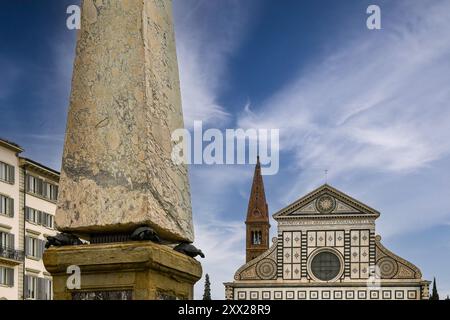 Un des obélisques des tortues, ou obélisques de la Corsa dei Cocchi, avec l'église de Santa Maria Novella en arrière-plan, Florence, Italie Banque D'Images