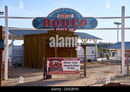 Bryce Canyon, Utah, États-Unis d'Amérique - 9 juin 2024 : L'entrée d'un événement de rodéo de campagne à Bryce Canyon orné d'un grand panneau et d'un bâtiment rustique *** Der Eingang zu einem Country-Rodeo-Event à Bryce Canyon, der mit einem großen Schild und einem rustikalen Gebäude geschmückt ist Banque D'Images