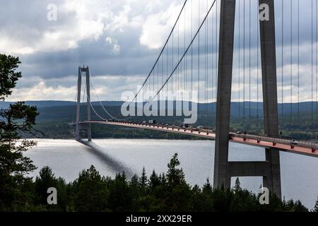 Vie quotidienne, le pont de la haute côte, Sandöverken, Suède, pendant mercredi. Le pont de la haute côte (en suédois : Högakustenbron), également connu sous le nom de pont du Veda (en suédois : Vedabron), est un pont suspendu traversant l'embouchure de la rivière Ångermanälven près de Veda, à la frontière entre les municipalités de Härnösand et de Kramfors dans la province de Ångermanland dans le nord de la Suède. Banque D'Images