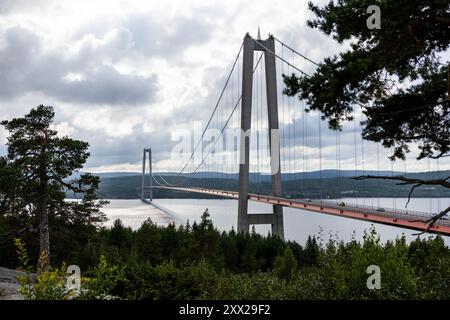Vie quotidienne, le pont de la haute côte, Sandöverken, Suède, pendant mercredi. Le pont de la haute côte (en suédois : Högakustenbron), également connu sous le nom de pont du Veda (en suédois : Vedabron), est un pont suspendu traversant l'embouchure de la rivière Ångermanälven près de Veda, à la frontière entre les municipalités de Härnösand et de Kramfors dans la province de Ångermanland dans le nord de la Suède. Banque D'Images