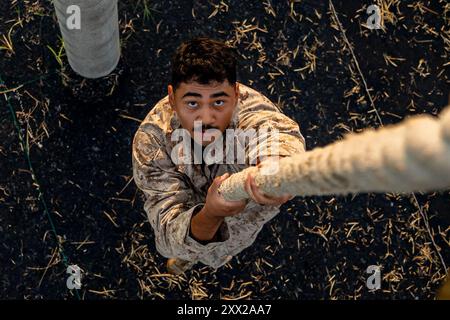 Le 14 août 2024 - Marine corps Air Station Futenma, Okinawa, Japon - le Cpl Bryan Arce, spécialiste administratif du quartier général de l'escadron 1 de la 1re Escadre d'avion des Marines, grimpe à la corde pendant son entraînement à la Marine corps Air Station Futenma, Okinawa, Japon, en août. 14, 2024. MWHS-1 a accueilli l'événement pour promouvoir la cohésion de l'unité, l'esprit de corps et la condition physique. Arce est originaire de Californie. (Image de crédit : © Kyle Chan/U.S. Marines/ZUMA Press Wire) À USAGE ÉDITORIAL EXCLUSIF ! Non destiné à UN USAGE commercial ! Banque D'Images