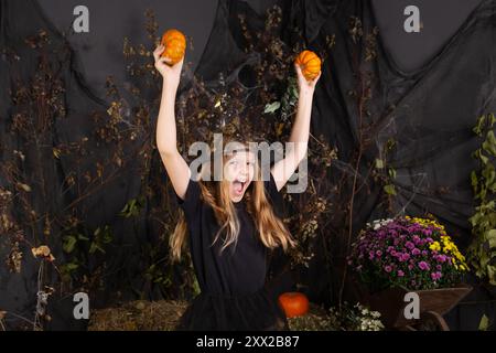 portreit enfants drôles en costumes de carnaval à l'intérieur. Enfants heureux se préparant pour Halloween. Banque D'Images