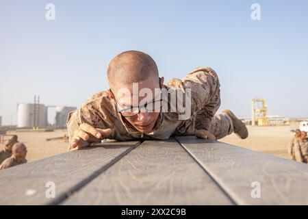 25 juillet 2024 - Marine corps Recruit Depot San d, Californie, États-Unis - Une recrue du corps des Marines des États-Unis avec Lima Company, 3rd Recruit Training Battalion, mène une course à obstacles après une randonnée d'introduction de 2 km au Marine corps Recruit Depot San Diego, Californie, le 25 juillet 2024. Pendant l'entraînement, les recrues effectuent une série de randonnées progressivement plus longues pour les conditionner physiquement et mentalement afin de créer une préparation au combat pour toute opération future nécessaire en tant que force mondiale en préparation. (Image de crédit : © Sarah Grawcock/U.S. Marines/ZUMA Press Wire) À USAGE ÉDITORIAL EXCLUSIF ! Non destiné à UN USAGE commercial ! Banque D'Images