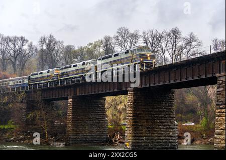 Train CSX OCS traversant la rivière schuylkill Banque D'Images