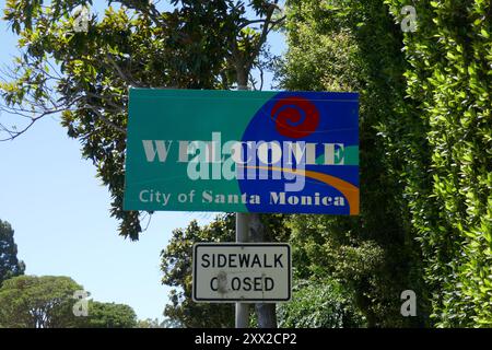 Santa Monica, Californie, USA 19 août 2024 Bienvenue à la ville de Santa Monica signez sur San Vicente Blvd le 19 août 2024 à Santa Monica, Californie, USA. Photo de Barry King/Alamy Stock photo Banque D'Images