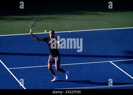 New York, États-Unis. 21 août 2024. Flushing Meadows, New York - 21 août 2024 : New York : Alexander Zverev, un Allemand, qui s'entraîne aujourd'hui au Billie Jean King National Tennis Center à Flushing Meadows, New York, en préparation de l'US Open Credit de la semaine prochaine : Adam Stoltman/Alamy Live News Banque D'Images