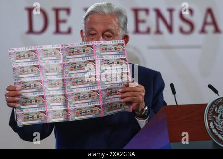 Mexico, Mexique. 21 août 2024. Le président mexicain Andres Manuel Lopez Obrador annonce le dernier tirage au sort national de son mandat de six ans qui aura lieu le 15 septembre lors d’une conférence d’information au Palais National. Le 21 août 2024 à Mexico, Mexique. (Photo de Carlos Santiago/Eyepix Group/SIPA USA) crédit : SIPA USA/Alamy Live News Banque D'Images