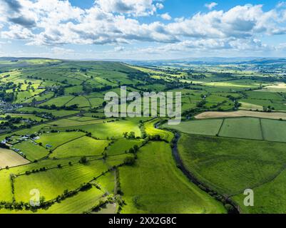 Fermes et champs au-dessus de Cononley et River aire à partir d'un drone, Keighley, North Yorkshire, Angleterre Banque D'Images