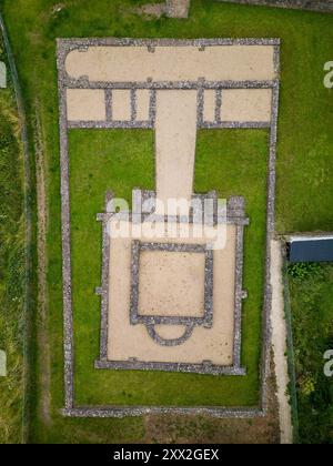 Vue aérienne des ruines d'un temple romain à une divinité inconnue dans la ville de Caerwent (Venta Silurum) dans le Monmouthshire, pays de Galles Banque D'Images