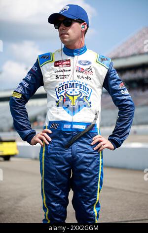 Richmond, Virginie, États-Unis. 10 août 2024. Ben Rhodes marche devant sa voiture avant de se qualifier pour les Clean Harbors 250 à Richmond, va, USA. (Crédit image : © Walter G. Arce Sr./ASP via ZUMA Press Wire) USAGE ÉDITORIAL SEULEMENT! Non destiné à UN USAGE commercial ! Banque D'Images