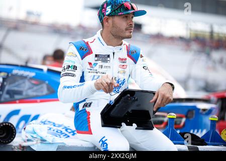 Richmond, Virginie, États-Unis. 10 août 2024. Kyle Larson passe devant sa voiture avant de se qualifier pour le Cook Out 400 à Richmond, va, USA. (Crédit image : © Walter G. Arce Sr./ASP via ZUMA Press Wire) USAGE ÉDITORIAL SEULEMENT! Non destiné à UN USAGE commercial ! Banque D'Images