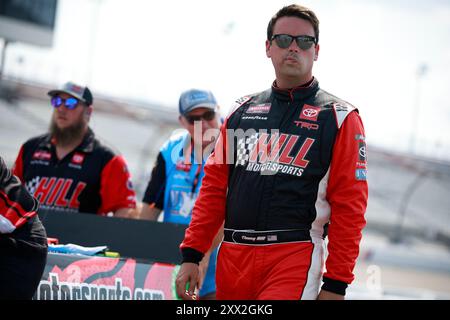 Richmond, Virginie, États-Unis. 10 août 2024. Timmy Hill marche devant sa voiture avant de se qualifier pour les Clean Harbors 250 à Richmond, va, États-Unis. (Crédit image : © Walter G. Arce Sr./ASP via ZUMA Press Wire) USAGE ÉDITORIAL SEULEMENT! Non destiné à UN USAGE commercial ! Banque D'Images