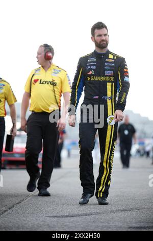 Richmond, Virginie, États-Unis. 10 août 2024. Corey Lajoie marche devant sa voiture avant de se qualifier pour le Cook Out 400 à Richmond, va, USA. (Crédit image : © Walter G. Arce Sr./ASP via ZUMA Press Wire) USAGE ÉDITORIAL SEULEMENT! Non destiné à UN USAGE commercial ! Banque D'Images