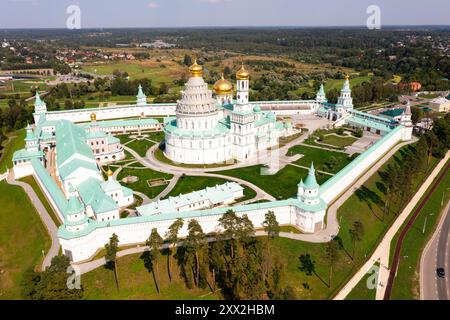 Vue aérienne du monastère de Voskresensky dans la ville d'Istra en été, Russie Banque D'Images