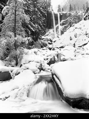 BW01980-00..... CALIFORNIE - chutes de Vernal en hiver, parc national de Yosemite. Banque D'Images