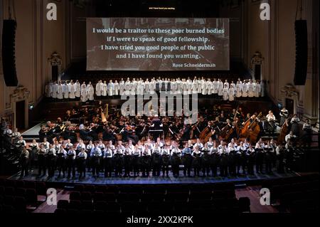 Edimbourg, le 21 août 2024. La première britannique d'une élégie passionnée multimédia pour les victimes de l'incendie de l'usine Triangle Shirtwaist de New York en 1911. Le chef d’orchestre Marin Alsop, le Philharmonia Orchestra et les voix féminines du National Youth Choir of Scotland se réunissent pour la première représentation britannique du Fire in My Mouth de Julia Wolfe. Tom Duffin photographe. Banque D'Images