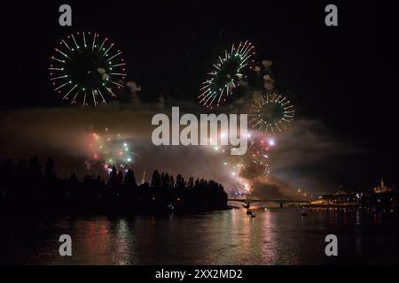 Des feux d'artifice spectaculaires ont lieu au-dessus du Danube à Budapest pendant la Saint-Étienne célébrant la création de l'État hongrois. Chaque année, le 20 août, la Hongrie célèbre l'établissement de l'État hongrois et l'histoire vieille de plus de 1 000 ans du pays. Premier roi de Hongrie, le roi Étienne meurt le 15 août 1038. Le roi Étienne a été canonisé le 20 août 1083 par le pape Grégoire VII, pour avoir apporté le christianisme en Hongrie. Il est plus tard considéré comme le saint patron de la Hongrie. Depuis le règne de la reine Marie-Thérèse en 1771, cette journée est une fête nationale d'État et d'Église Banque D'Images