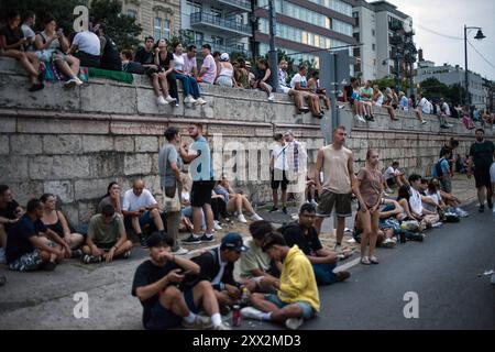 Des centaines de milliers de Hongrois se sont rassemblés sur le Danube à Budapest pour assister aux feux d'artifice pendant la Saint-Étienne célébrant la création de l'État hongrois. Chaque année, le 20 août, la Hongrie célèbre l'établissement de l'État hongrois et l'histoire vieille de plus de 1 000 ans du pays. Premier roi de Hongrie, le roi Étienne meurt le 15 août 1038. Le roi Étienne a été canonisé le 20 août 1083 par le pape Grégoire VII, pour avoir apporté le christianisme en Hongrie. Il est plus tard considéré comme le saint patron de la Hongrie. Depuis le règne de la reine Marie-Thérèse en 1771, ce jour a été un nati Banque D'Images