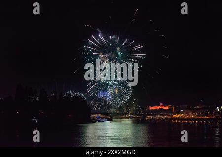 Des feux d'artifice spectaculaires ont lieu au-dessus du Danube à Budapest pendant la Saint-Étienne célébrant la création de l'État hongrois. Chaque année, le 20 août, la Hongrie célèbre l'établissement de l'État hongrois et l'histoire vieille de plus de 1 000 ans du pays. Premier roi de Hongrie, le roi Étienne meurt le 15 août 1038. Le roi Étienne a été canonisé le 20 août 1083 par le pape Grégoire VII, pour avoir apporté le christianisme en Hongrie. Il est plus tard considéré comme le saint patron de la Hongrie. Depuis le règne de la reine Marie-Thérèse en 1771, cette journée est une fête nationale d'État et d'Église Banque D'Images