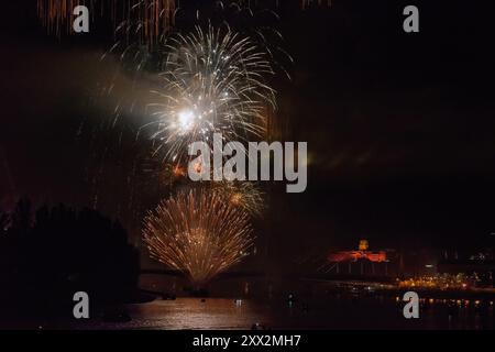 Des feux d'artifice spectaculaires ont lieu au-dessus du Danube à Budapest pendant la Saint-Étienne célébrant la création de l'État hongrois. Chaque année, le 20 août, la Hongrie célèbre l'établissement de l'État hongrois et l'histoire vieille de plus de 1 000 ans du pays. Premier roi de Hongrie, le roi Étienne meurt le 15 août 1038. Le roi Étienne a été canonisé le 20 août 1083 par le pape Grégoire VII, pour avoir apporté le christianisme en Hongrie. Il est plus tard considéré comme le saint patron de la Hongrie. Depuis le règne de la reine Marie-Thérèse en 1771, cette journée est une fête nationale d'État et d'Église Banque D'Images