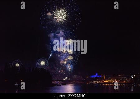 Des feux d'artifice spectaculaires ont lieu au-dessus du Danube à Budapest pendant la Saint-Étienne célébrant la création de l'État hongrois. Chaque année, le 20 août, la Hongrie célèbre l'établissement de l'État hongrois et l'histoire vieille de plus de 1 000 ans du pays. Premier roi de Hongrie, le roi Étienne meurt le 15 août 1038. Le roi Étienne a été canonisé le 20 août 1083 par le pape Grégoire VII, pour avoir apporté le christianisme en Hongrie. Il est plus tard considéré comme le saint patron de la Hongrie. Depuis le règne de la reine Marie-Thérèse en 1771, cette journée est une fête nationale d'État et d'Église Banque D'Images