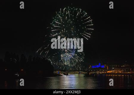 Des feux d'artifice spectaculaires ont lieu au-dessus du Danube à Budapest pendant la Saint-Étienne célébrant la création de l'État hongrois. Chaque année, le 20 août, la Hongrie célèbre l'établissement de l'État hongrois et l'histoire vieille de plus de 1 000 ans du pays. Premier roi de Hongrie, le roi Étienne meurt le 15 août 1038. Le roi Étienne a été canonisé le 20 août 1083 par le pape Grégoire VII, pour avoir apporté le christianisme en Hongrie. Il est plus tard considéré comme le saint patron de la Hongrie. Depuis le règne de la reine Marie-Thérèse en 1771, cette journée est une fête nationale d'État et d'Église Banque D'Images