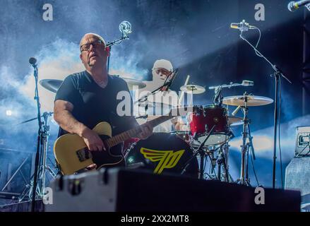 Halifax, Royaume-Uni. 21 août 2024. Le groupe de rock américain Pixies joue un concert live dans The Piece Hall. De gauche à droite : le chanteur Black Francis et le batteur David Lovering. Crédit : ernesto rogata/Alamy Live News Banque D'Images