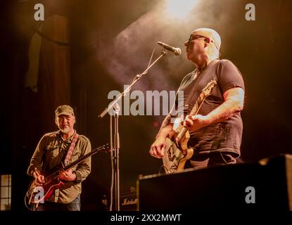 Halifax, Royaume-Uni. 21 août 2024. Le groupe de rock américain Pixies joue un concert live dans The Piece Hall. De gauche à droite : le guitariste Joey Santiago et le chanteur Black Francis. Crédit : ernesto rogata/Alamy Live News Banque D'Images