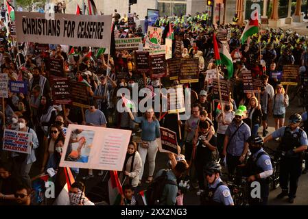 Chicago, États-Unis. 21 août 2024. Les manifestants défilent lors de la Convention nationale démocrate de 2024 à Chicago, Illinois, le mercredi 21 août 2024. Photo de Paul Beaty/UPI crédit : UPI/Alamy Live News Banque D'Images