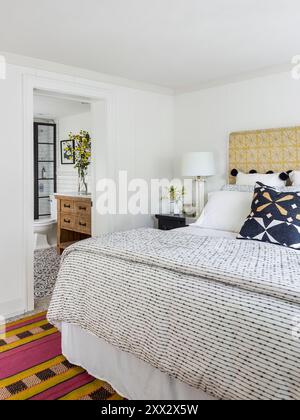 Vue de la chambre sur la salle de bains attenante avec des couleurs noir et blanc et des touches de couleur Banque D'Images