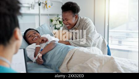 Enfant, pédiatre et mère à l'hôpital ou à la clinique avec chatouillement, bien-être et soins de santé pour le traitement. Jeune, femme et médecin avec bonheur Banque D'Images